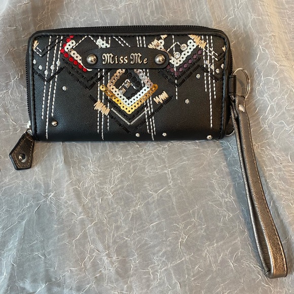 Miss Me Handbags - Miss Me wristlet wallet